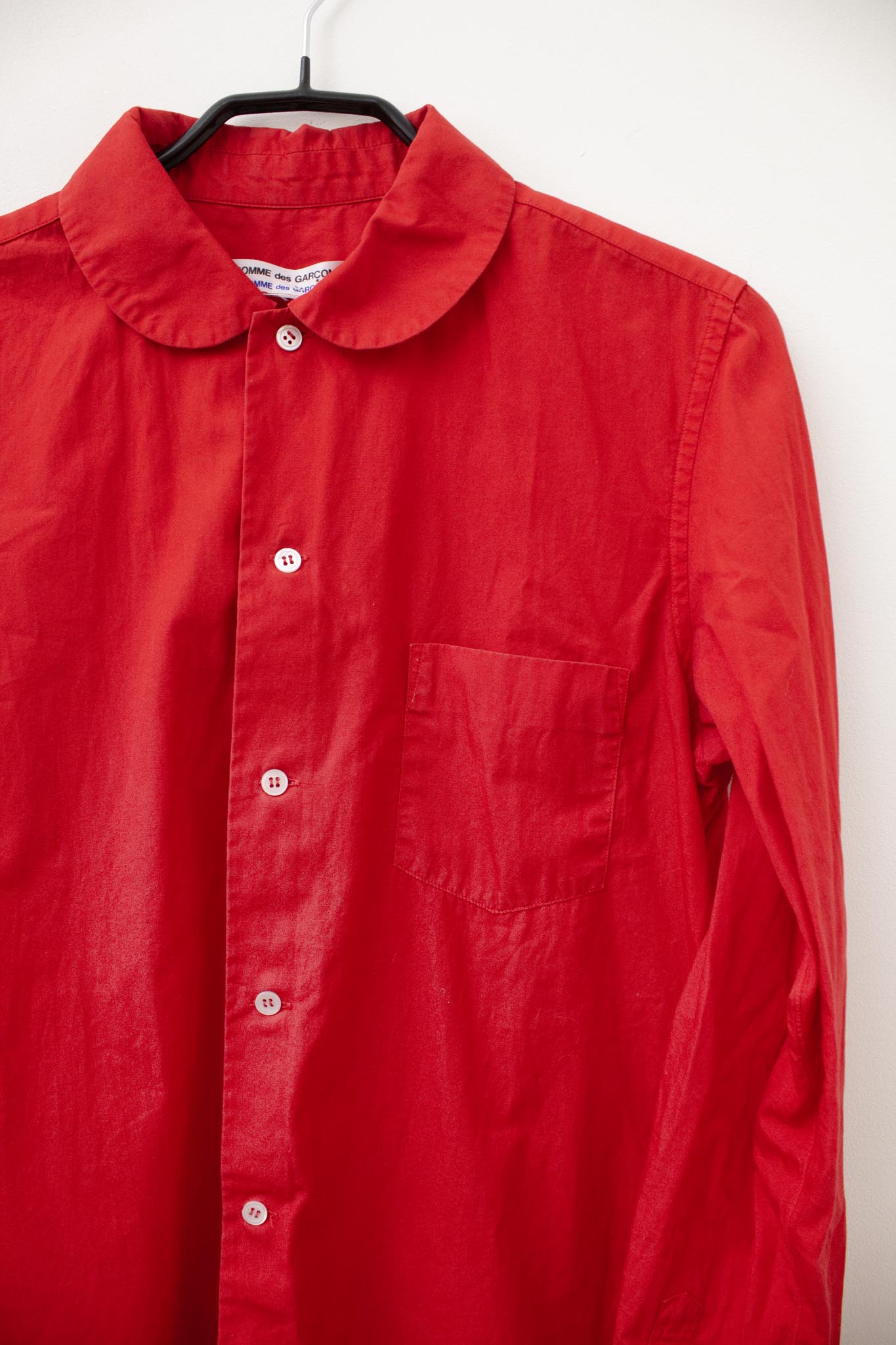 Rode katoenen Comme des Garçons AD2017 blouse met afgerond kraagje