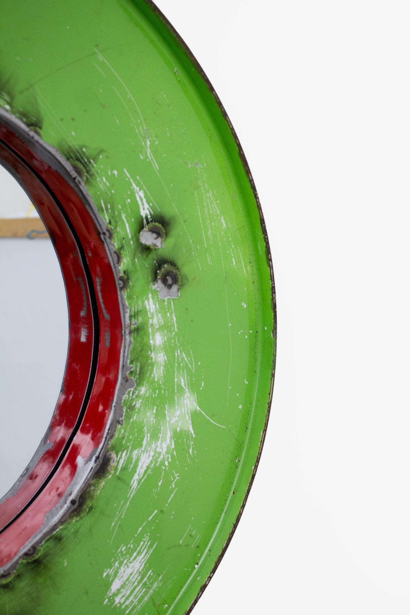 Handgemaakte ronde metalen spiegel groen met rood 