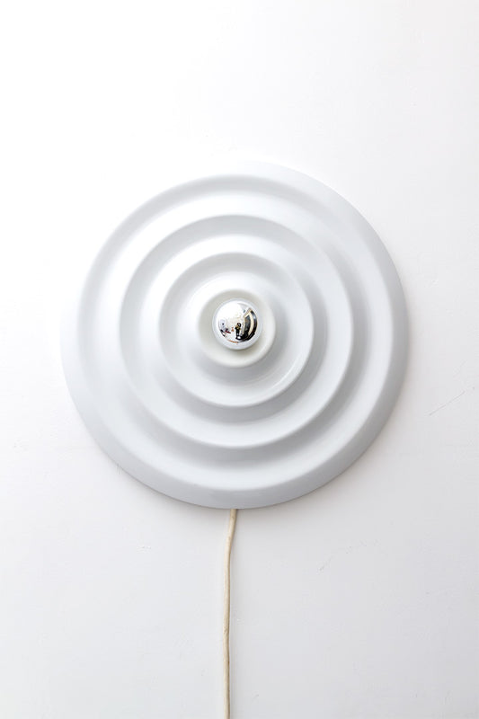 Deze mooie vintage ronde wandlamp draagt de naam Andro Wave en is ontworpen voor Sompex door Neufeld & Sein. De lamp is gemaakt van wit gelakt metaal