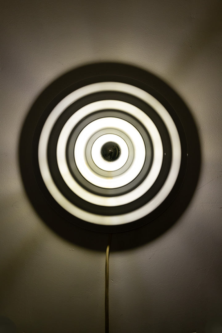 Deze mooie vintage ronde wandlamp draagt de naam Andro Wave en is ontworpen voor Sompex door Neufeld & Sein. De lamp is gemaakt van wit gelakt metaal