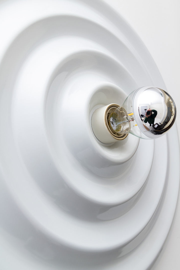 Deze mooie vintage ronde wandlamp draagt de naam Andro Wave en is ontworpen voor Sompex door Neufeld & Sein. De lamp is gemaakt van wit gelakt metaal