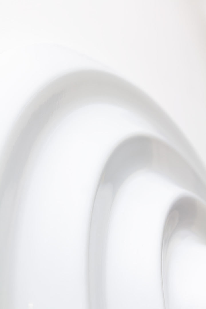 Deze mooie vintage ronde wandlamp draagt de naam Andro Wave en is ontworpen voor Sompex door Neufeld & Sein. De lamp is gemaakt van wit gelakt metaal