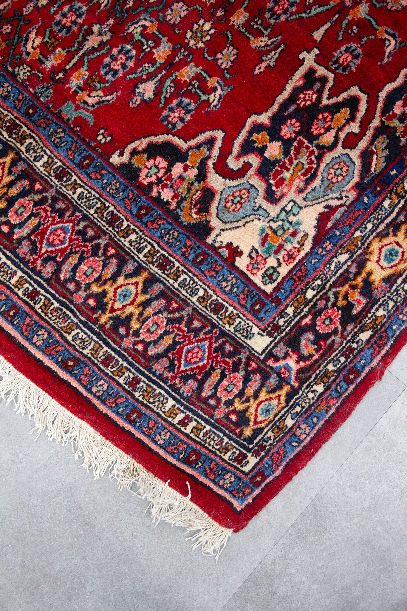 Vintage rood Perzisch vloerkleed met motieven