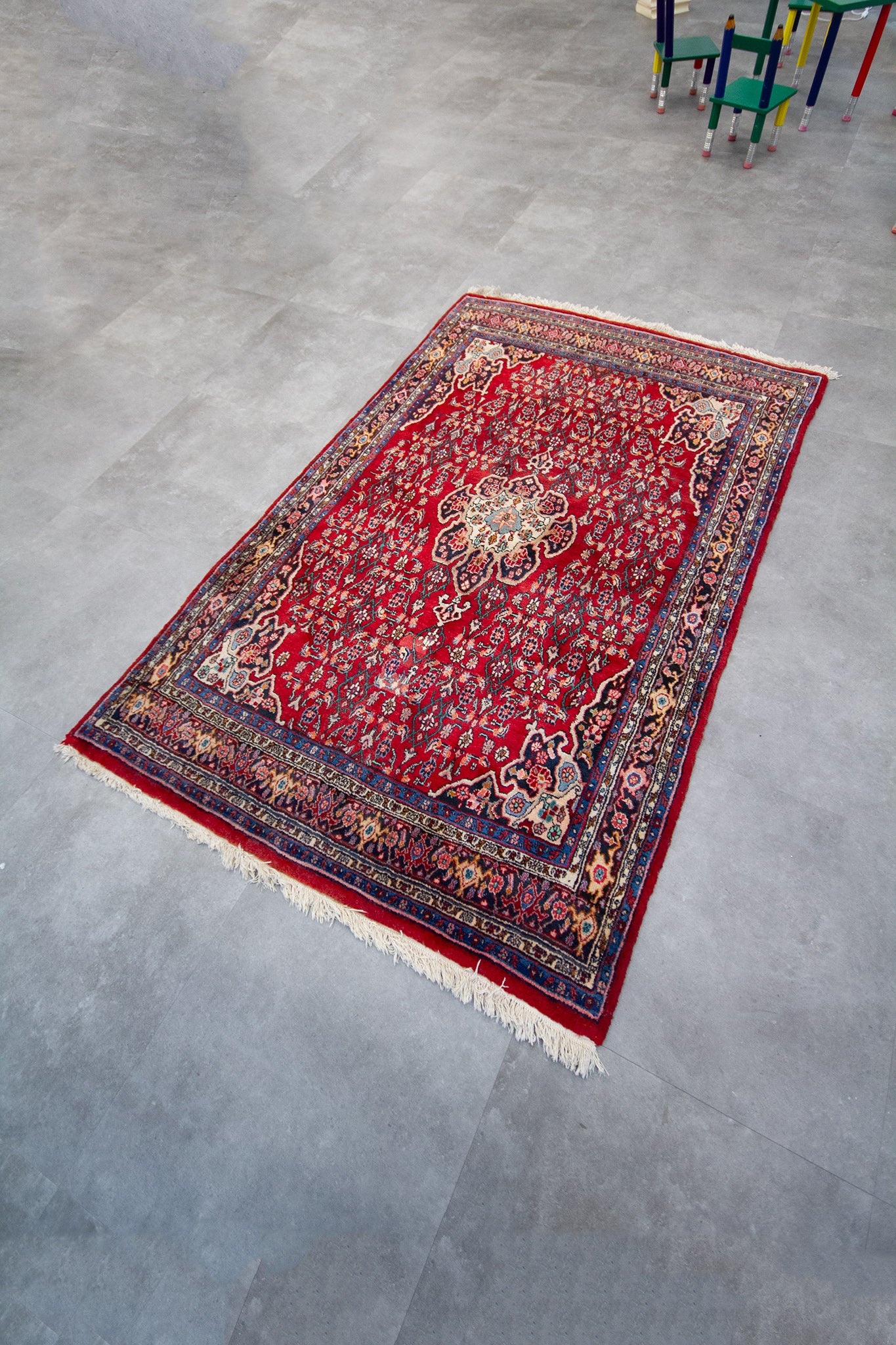 Vintage rood Perzisch vloerkleed met motieven