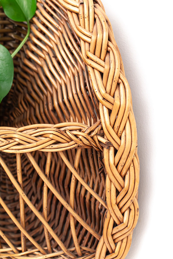 Rotan wanddecoratie voor planten of tijdschriften