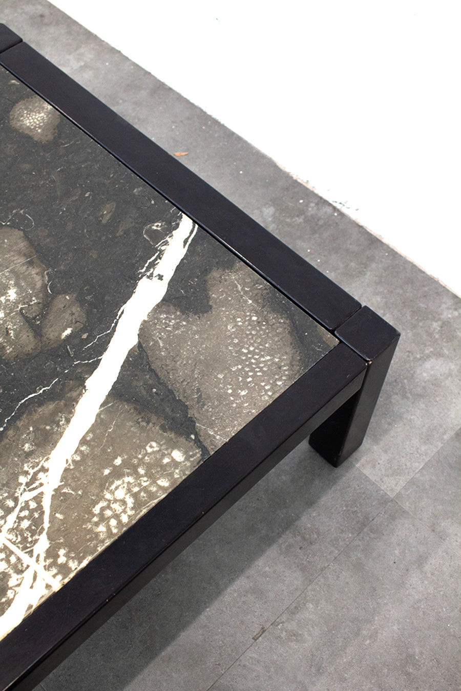 Zwarte vintage salontafel natuurstenen blad marmer steen