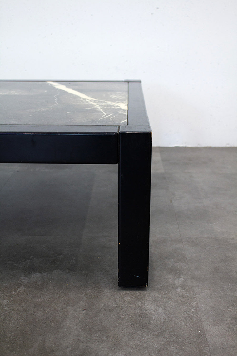 Zwarte vintage salontafel natuurstenen blad marmer steen