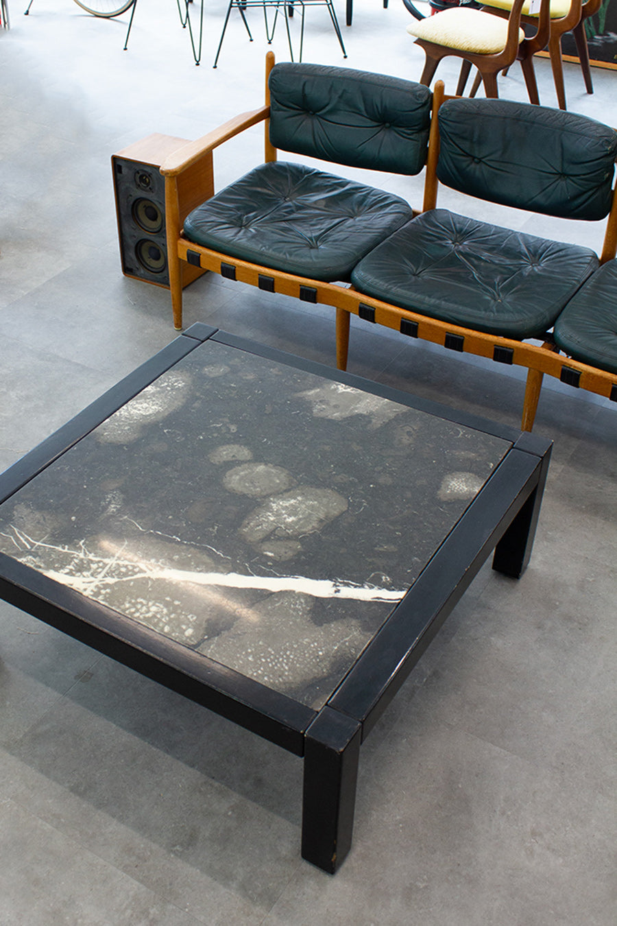 Zwarte vintage salontafel natuurstenen blad marmer steen