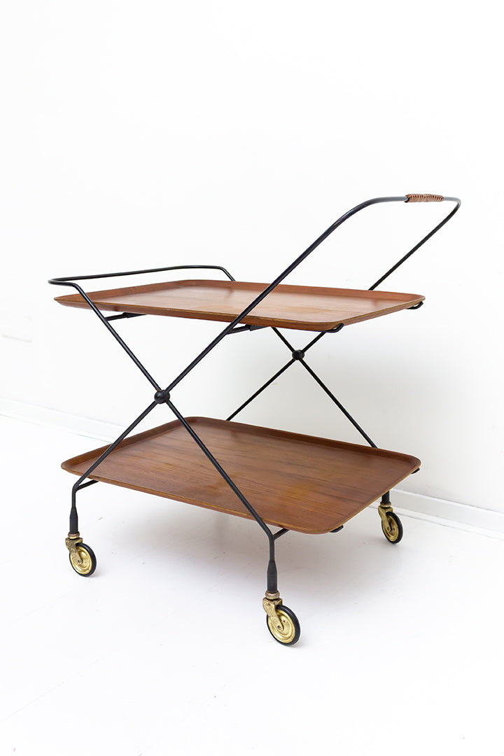 Serveerwagen met houtfineer dienbladen en zwart draadstalen frame