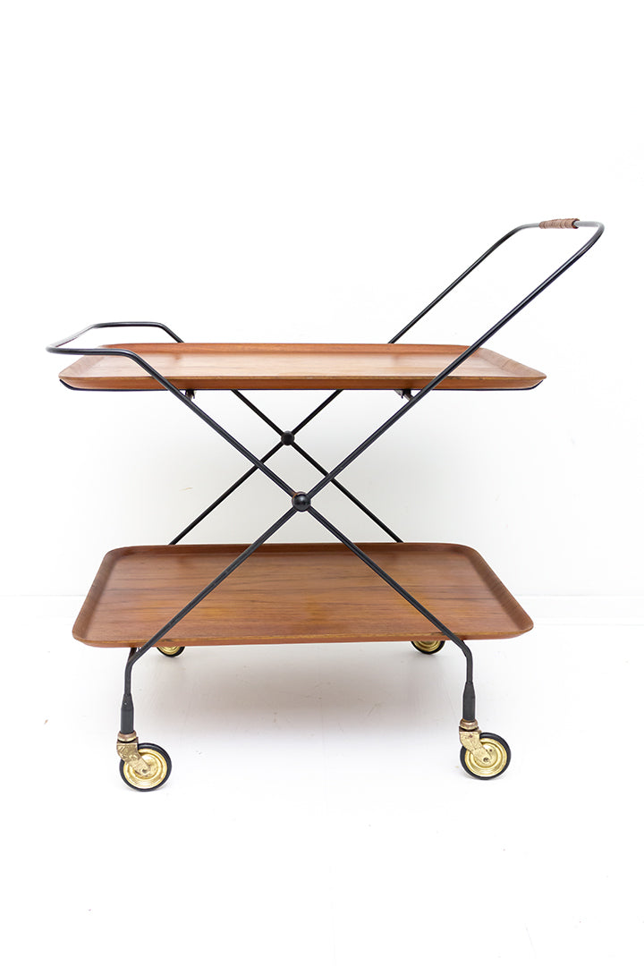 Serveerwagen met houtfineer dienbladen en zwart draadstalen frame