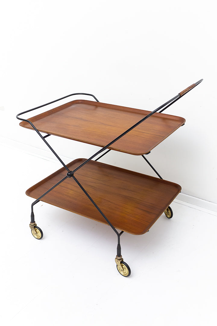 Serveerwagen met houtfineer dienbladen en zwart draadstalen frame
