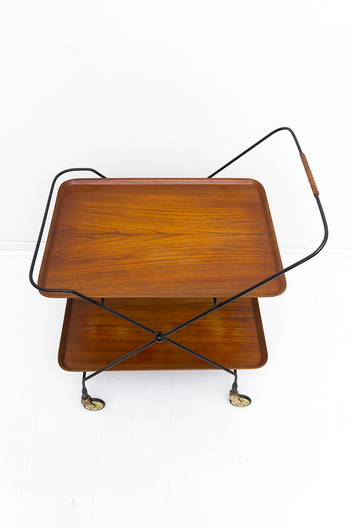 Serveerwagen met houtfineer dienbladen en zwart draadstalen frame