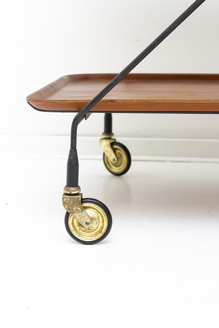 Serveerwagen met houtfineer dienbladen en zwart draadstalen frame