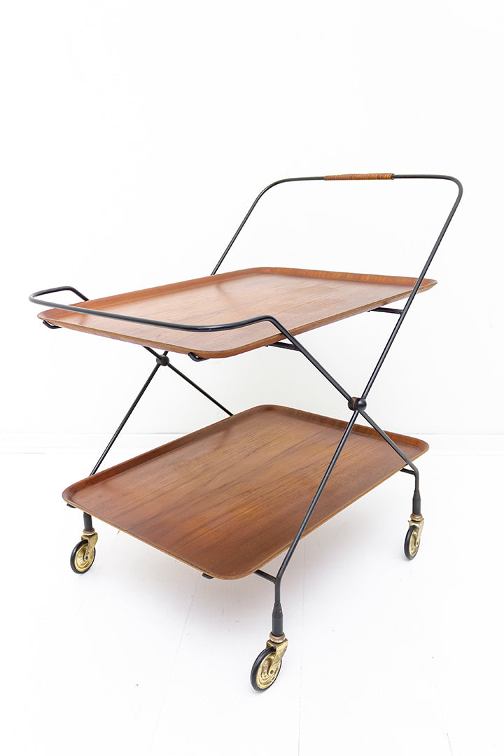 Serveerwagen met houtfineer dienbladen en zwart draadstalen frame