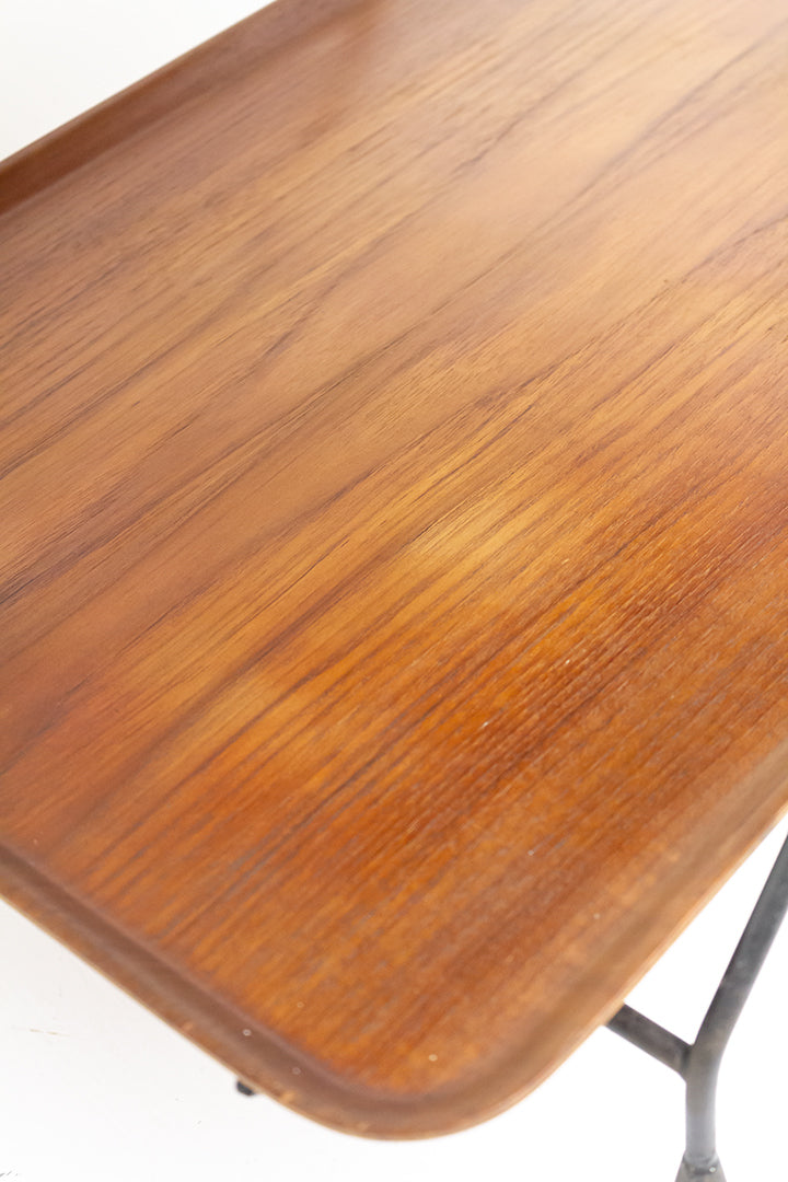 Serveerwagen met houtfineer dienbladen en zwart draadstalen frame