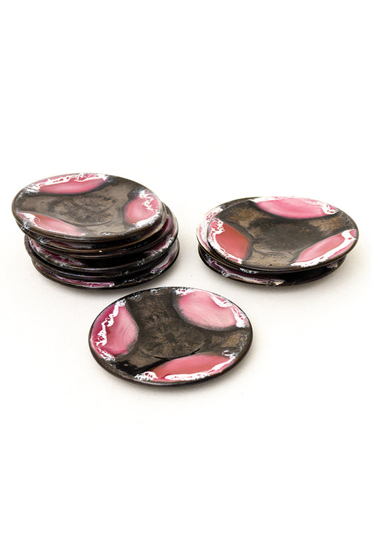 Set van 10 vintage keramieken bordjes met zwart/roze/wit glazuur