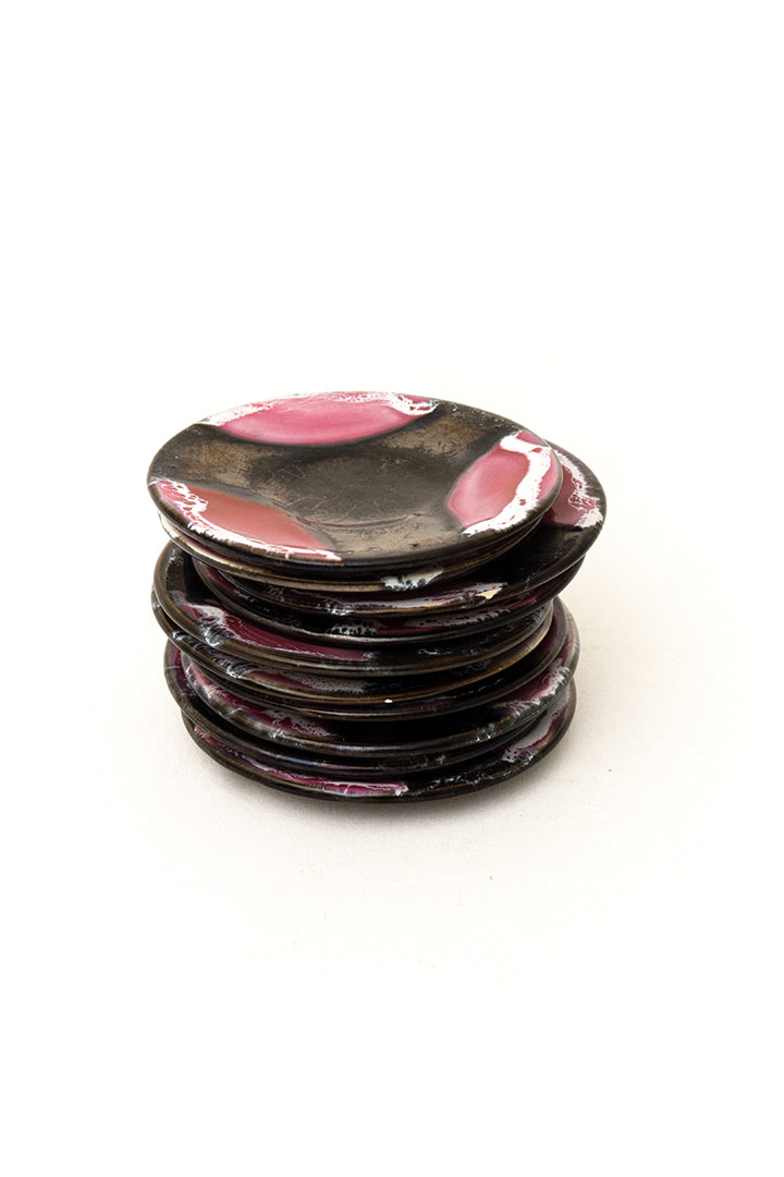 Set van 10 vintage keramieken bordjes met zwart/roze/wit glazuur