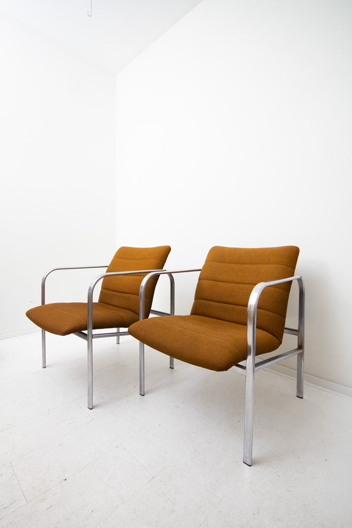 Set van 2 bruin beklede stoelen met verchroomd frame