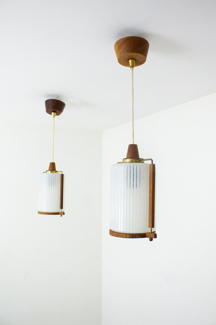 Set van 2 jaren 60 hanglampen met teakhouten details