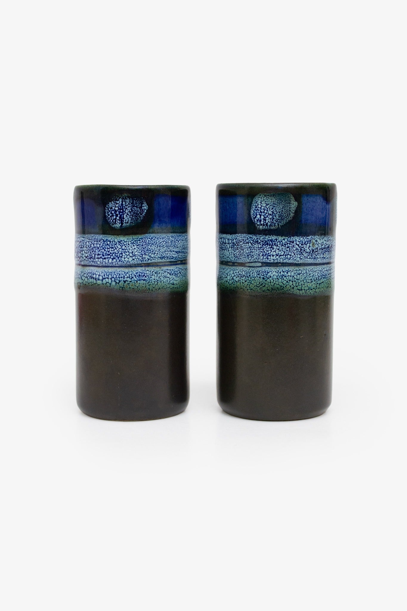 Set van 2 vintage Celtic Pottery mokjes zwart blauw glazuur