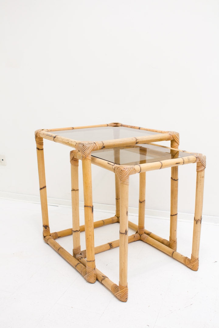 Set van 2 vintage rotan bijzettafels