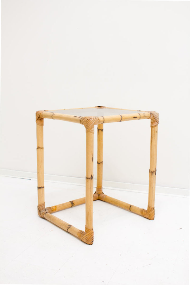 Set van 2 vintage rotan bijzettafels