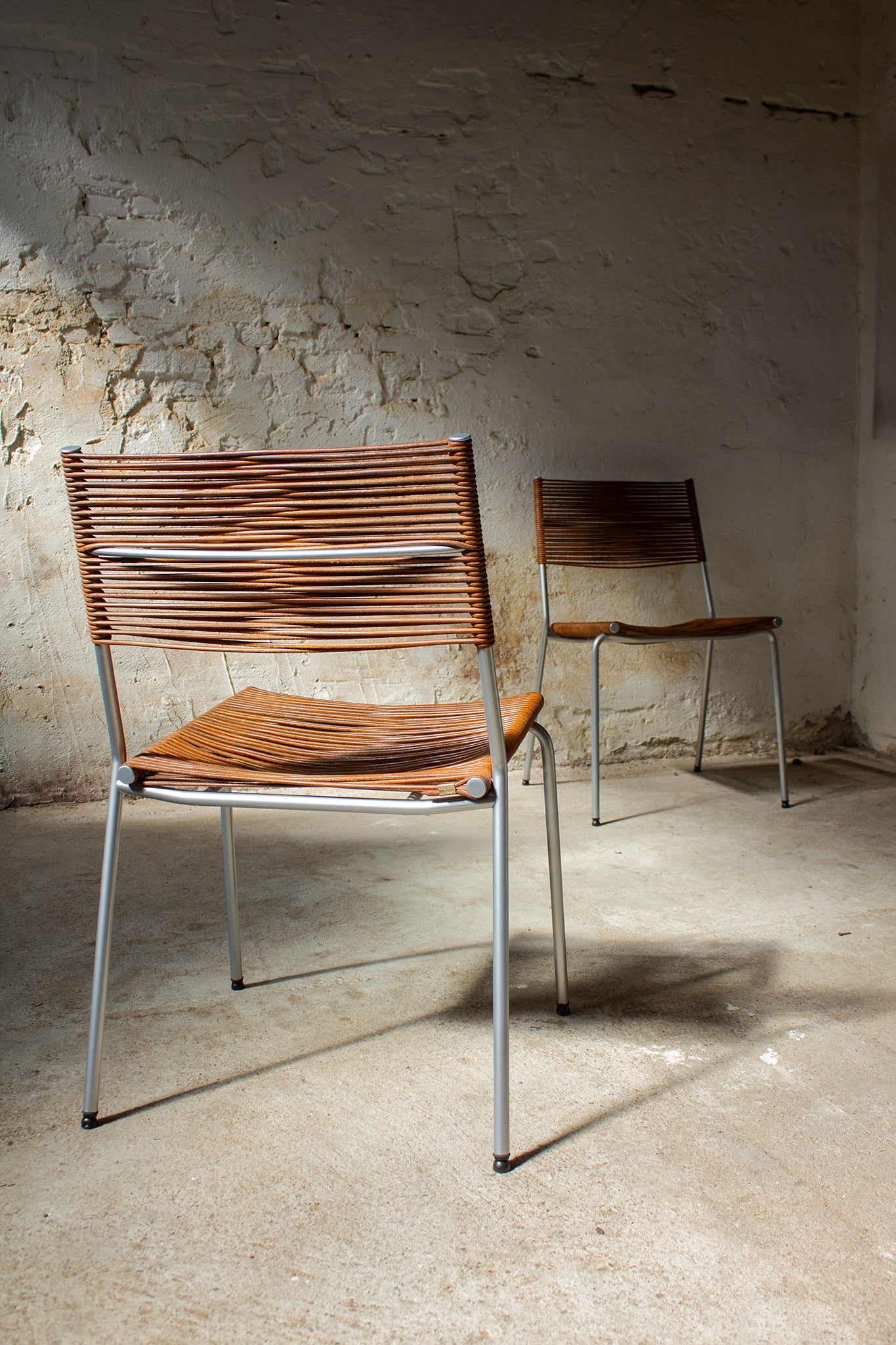 Set van 4 bruine leren 90's spaghetti eetkamerstoelen "Miss B" Tito Agnoli x Bonacina