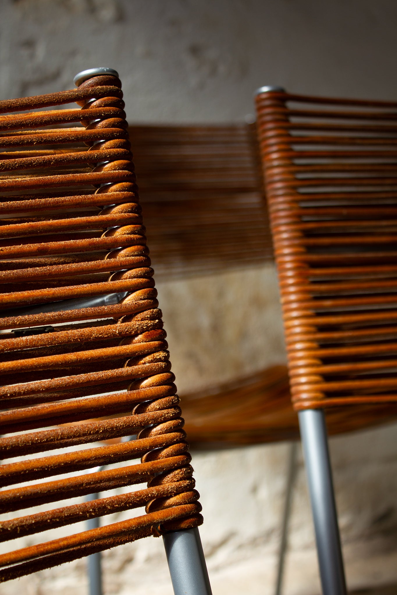 Set van 4 bruine leren 90's spaghetti eetkamerstoelen "Miss B" Tito Agnoli x Bonacina