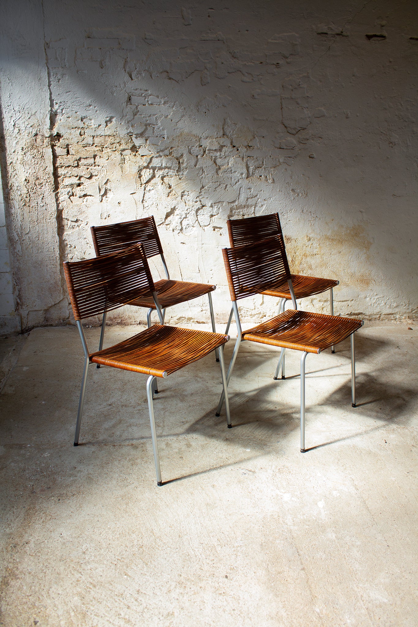 Set van 4 bruine leren 90's spaghetti eetkamerstoelen "Miss B" Tito Agnoli x Bonacina