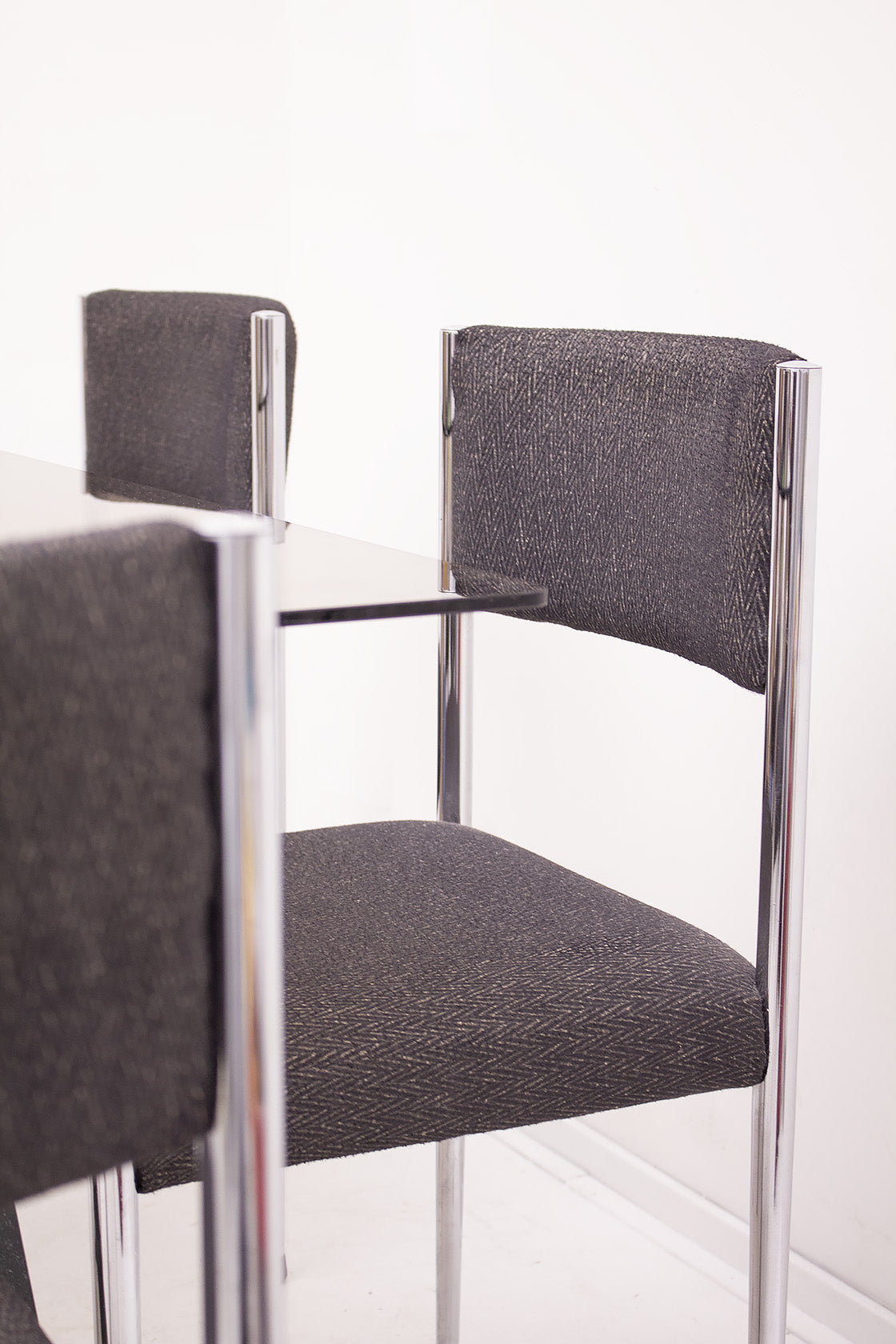 Set van 4 vintage stoelen met verchroomde poten en grijze bekleding
