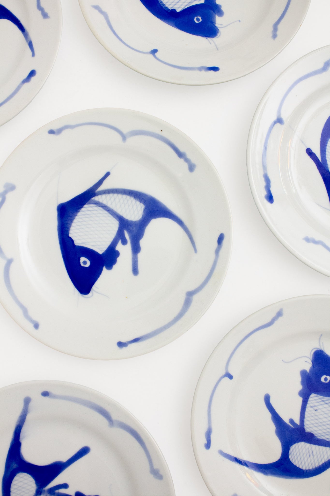Set-van-6-vintage-Chinese-wit-porseleinen-ontbijtbordjes-handgeschilderde-blauwe-koi-vissen