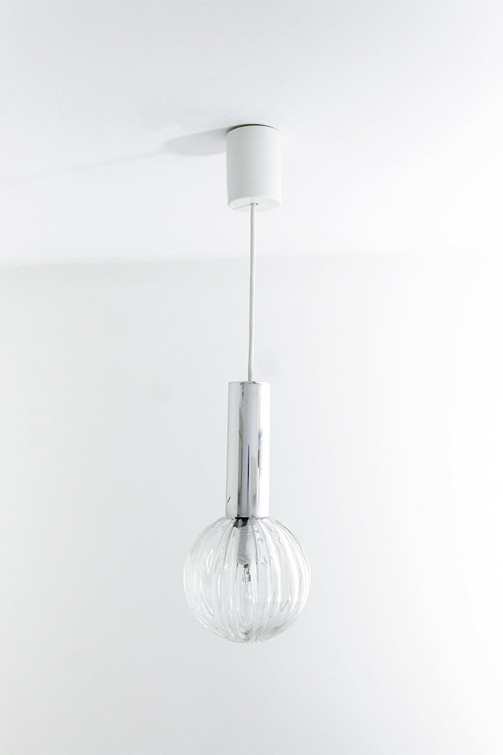 Seventies hanglamp met glazen bol en kunststof cilinder