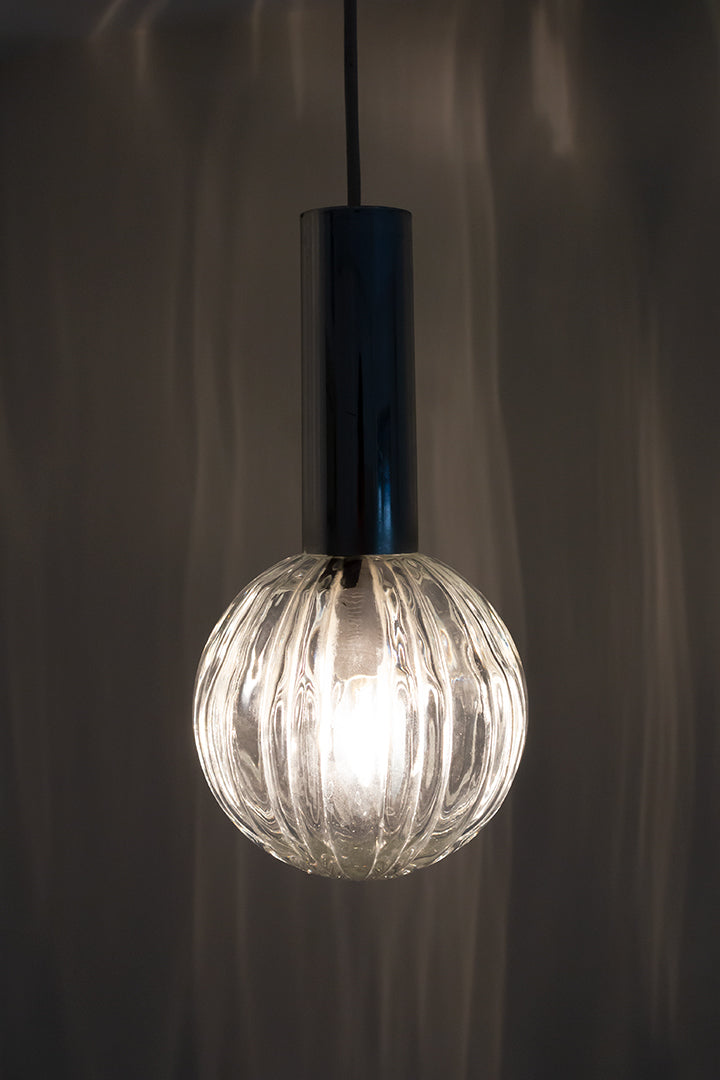 Seventies hanglamp met glazen bol en kunststof cilinder