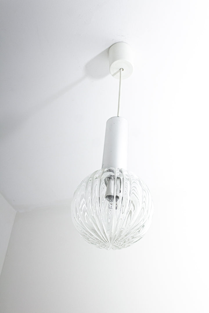 Seventies hanglamp met glazen bol en kunststof cilinder