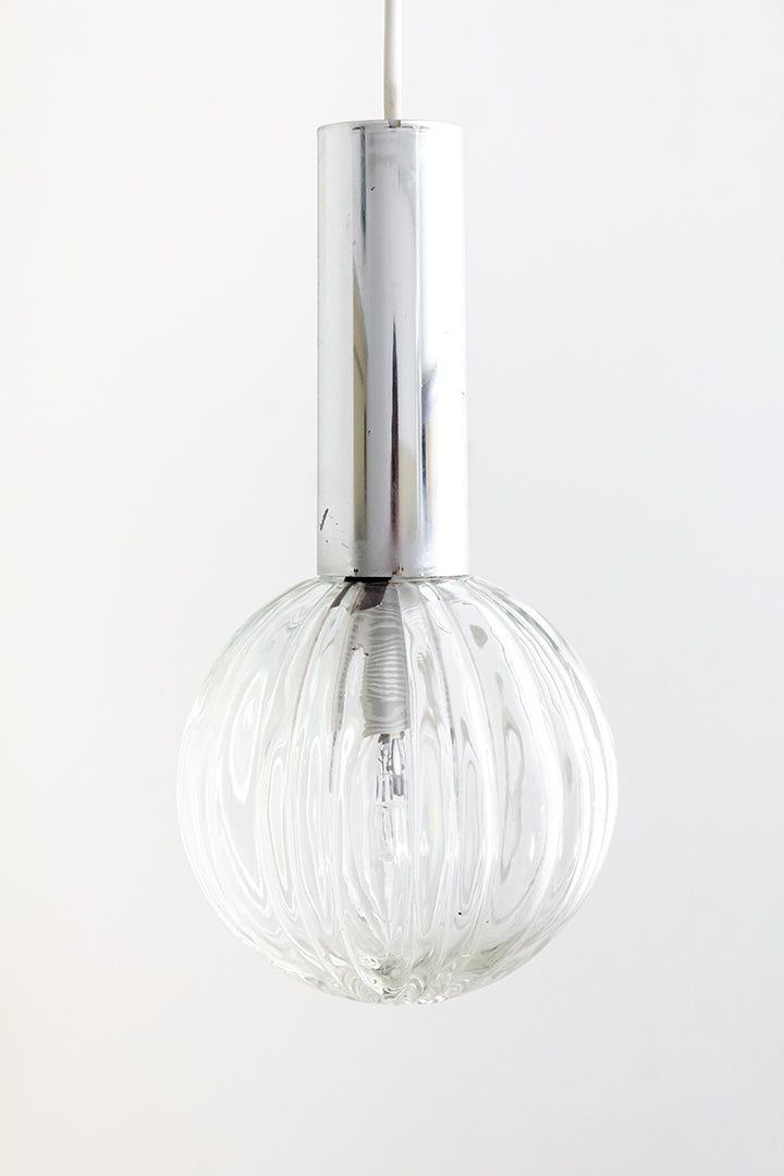 Seventies hanglamp met glazen bol en kunststof cilinder