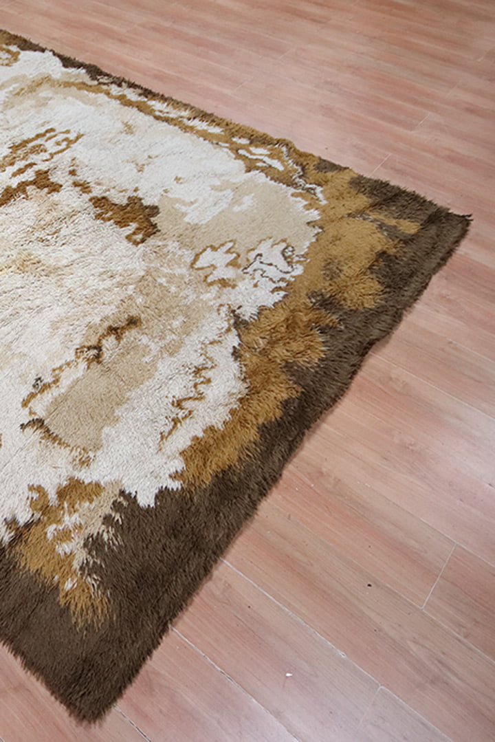 Seventies hoogpolig vloerkleed wol in bruine en crèmekleurige tinten
