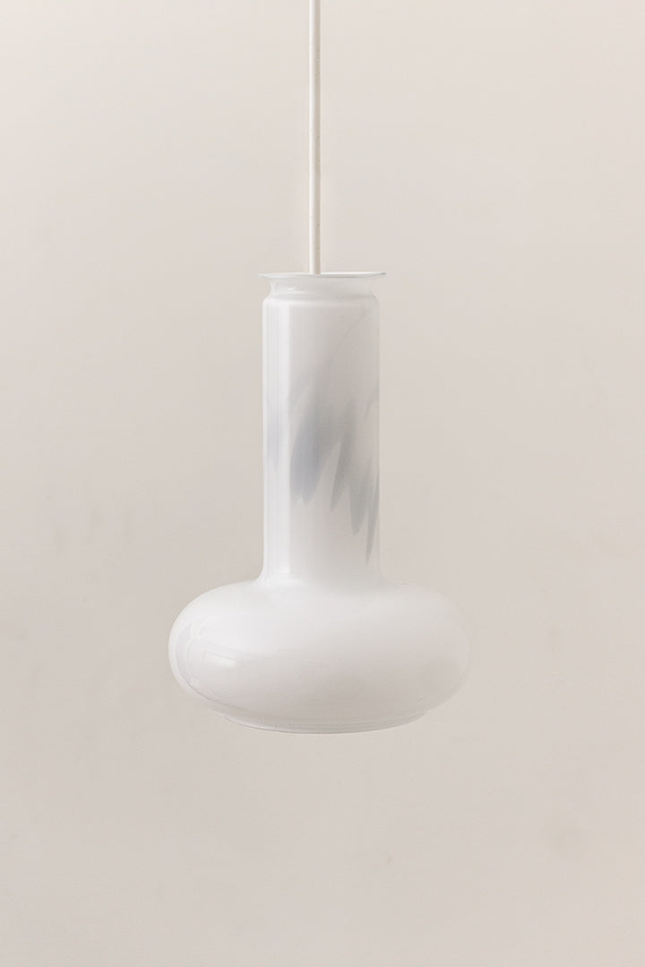 Sidse Werner voor Holmegaard opaal glazen hanglamp jaren 80