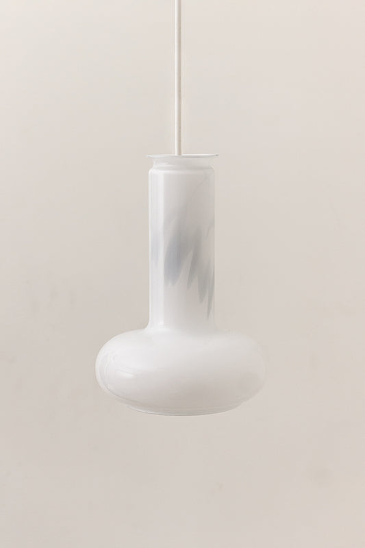 Sidse Werner voor Holmegaard opaal glazen hanglamp jaren 80