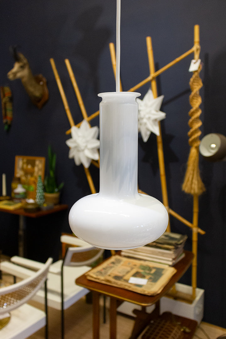 Sidse Werner voor Holmegaard opaal glazen hanglamp jaren 80