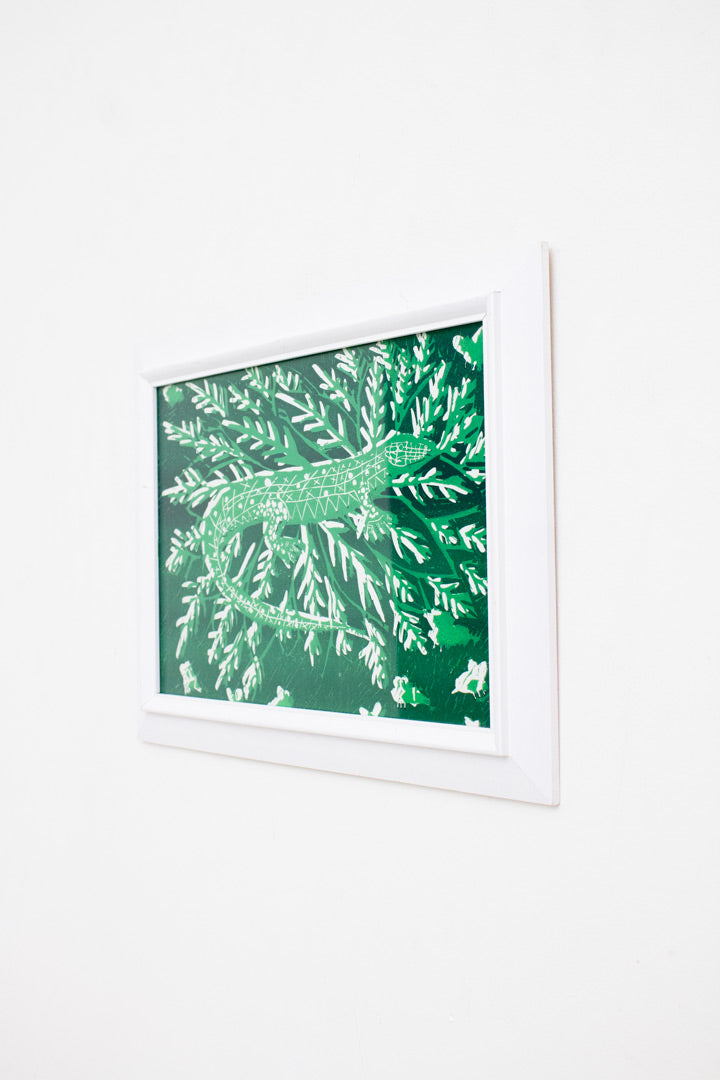 Sjabloon / linosnede kunstwerk groen wit reptiel in bossage