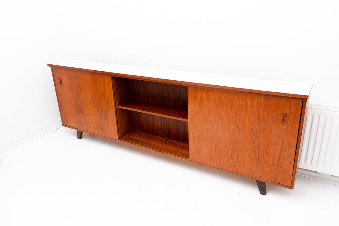Smal vintage dressoir met formica blad en schuifdeurtjes