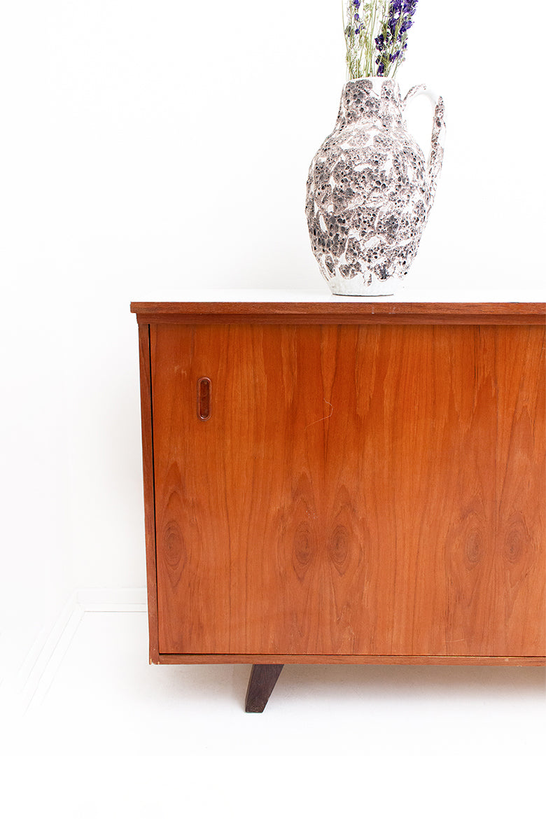 Smal vintage dressoir met formica blad en schuifdeurtjes