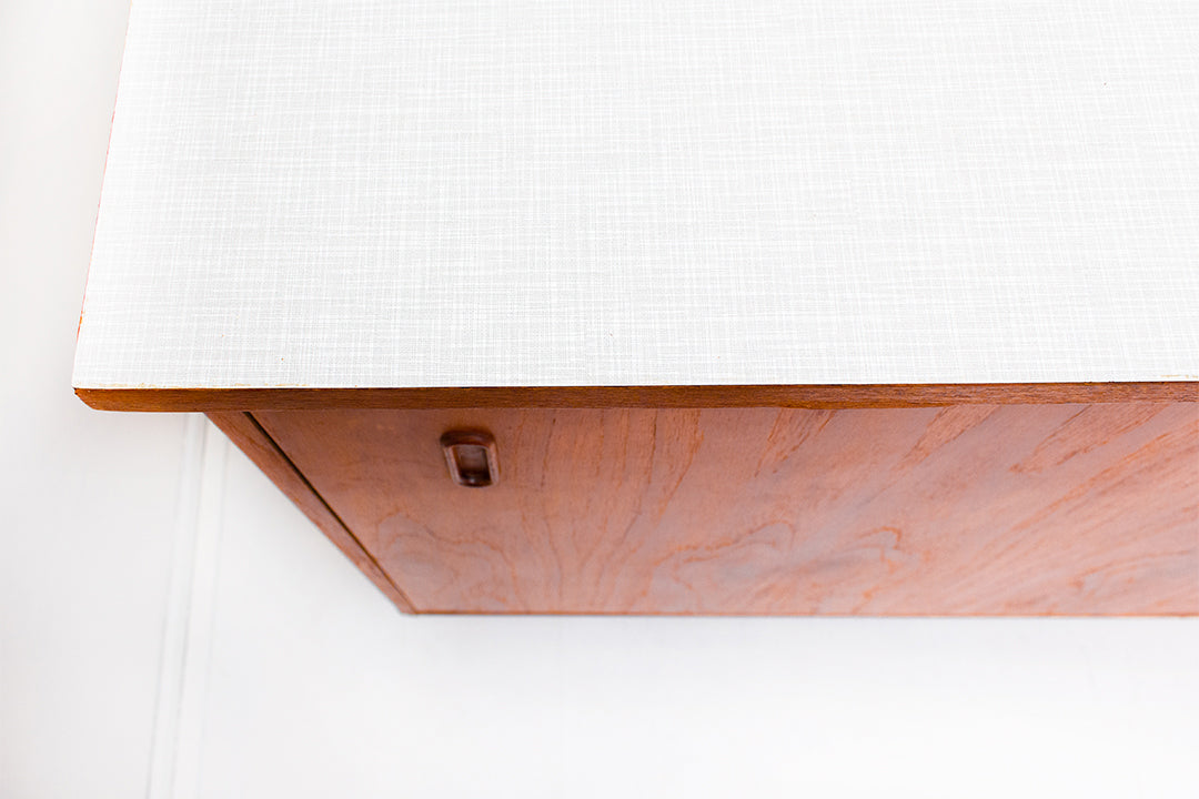 Smal vintage dressoir met formica blad en schuifdeurtjes