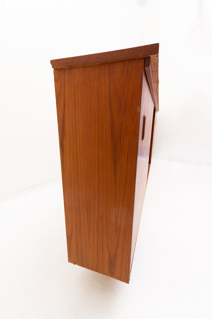 Smal vintage dressoir met formica blad en schuifdeurtjes