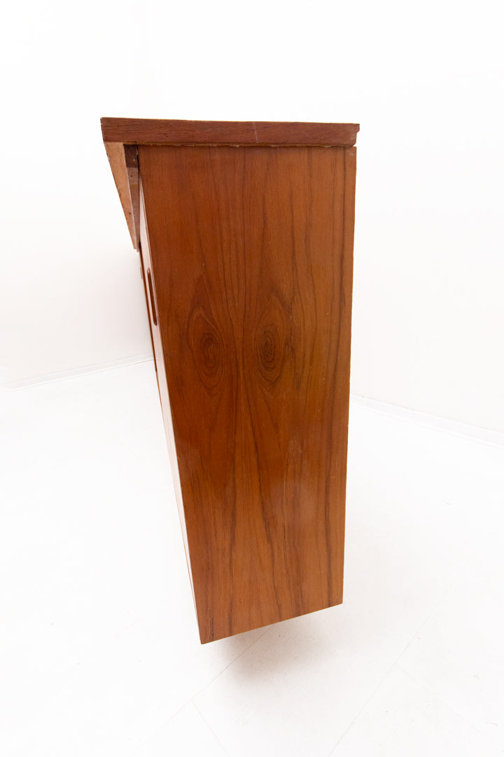 Smal vintage dressoir met formica blad en schuifdeurtjes