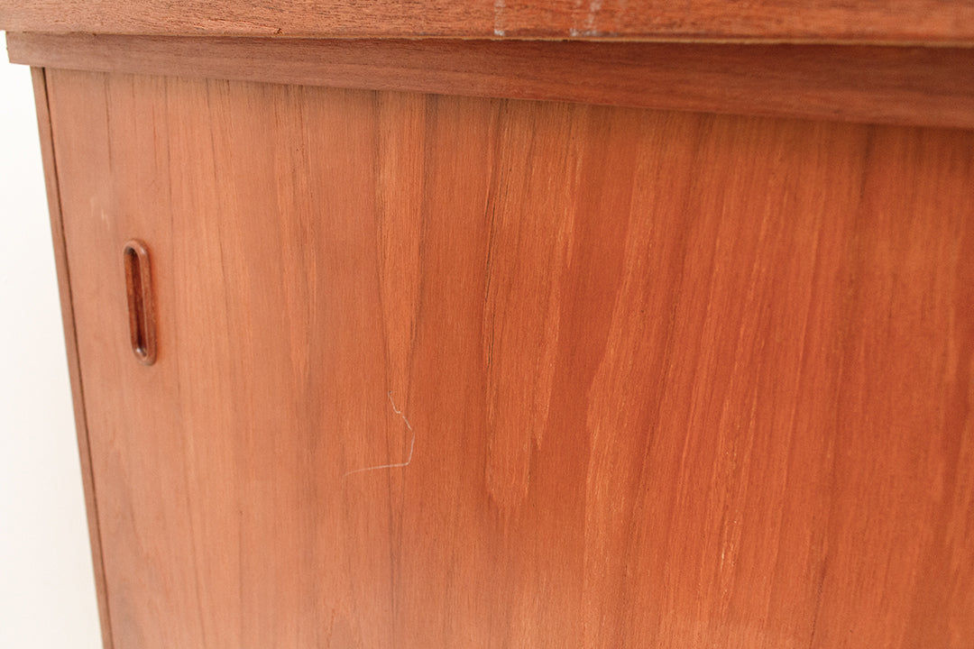 Smal vintage dressoir met formica blad en schuifdeurtjes