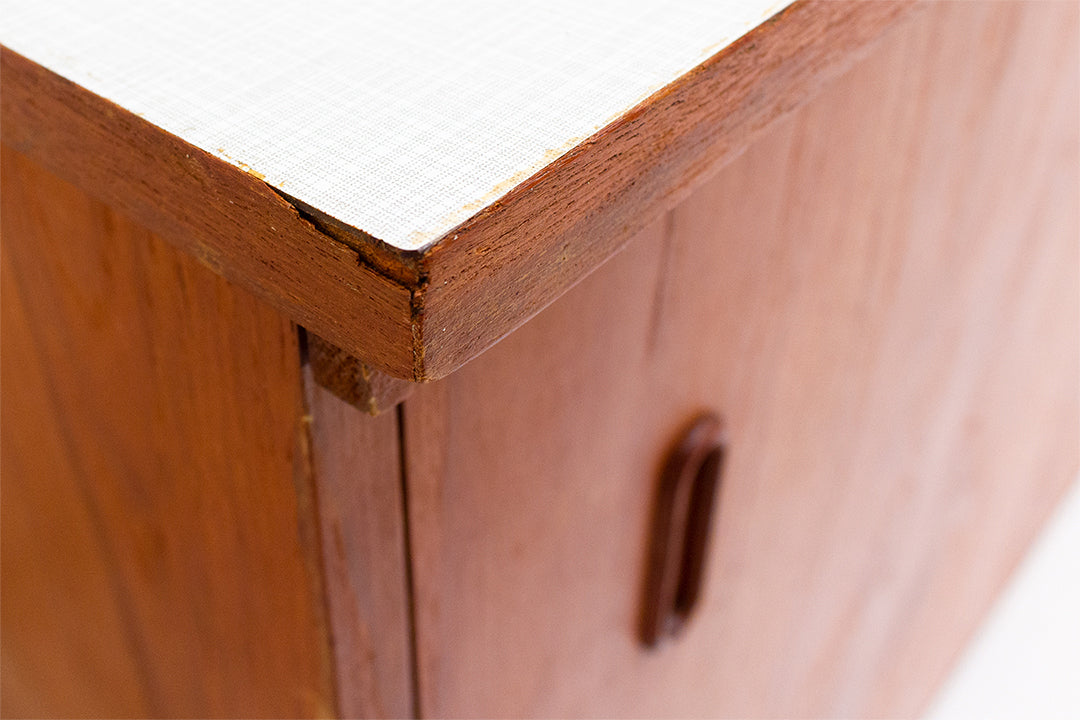 Smal vintage dressoir met formica blad en schuifdeurtjes