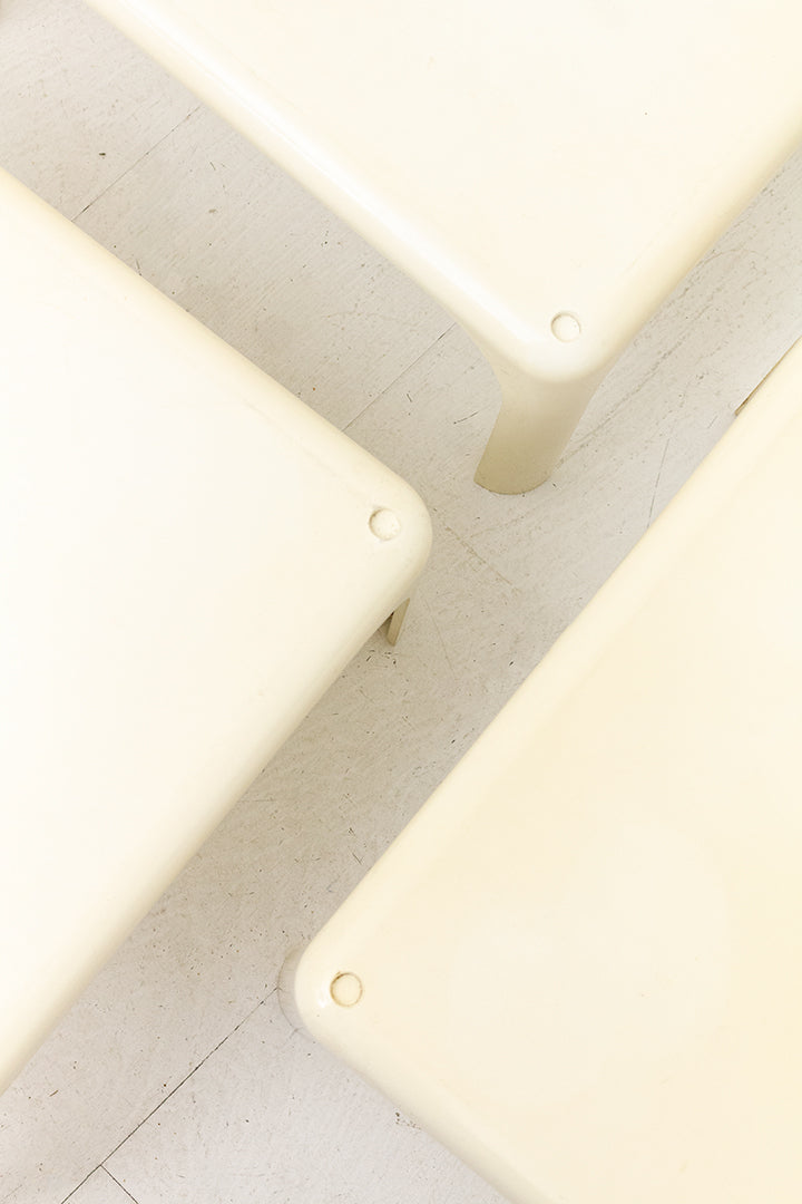 Stapelbare Demetrio 45 tafeltjes Vico Magistretti voor Artemide Milano jaren 60