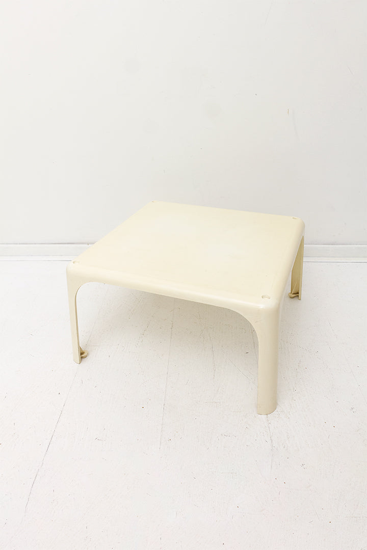 Stapelbare Demetrio 45 tafeltjes Vico Magistretti voor Artemide Milano jaren 60