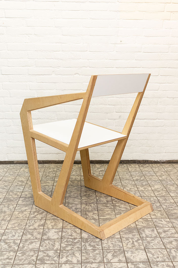 Geometrische multiplex designstoel met witte details